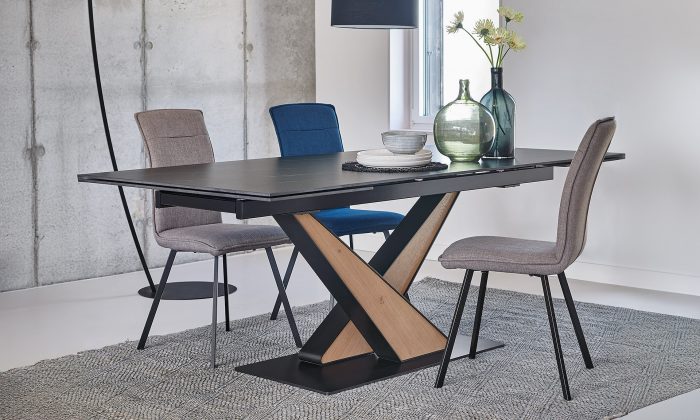 Table de repas + chaise. La table est en bois, métal et céramique effet marbre noir et blanc.